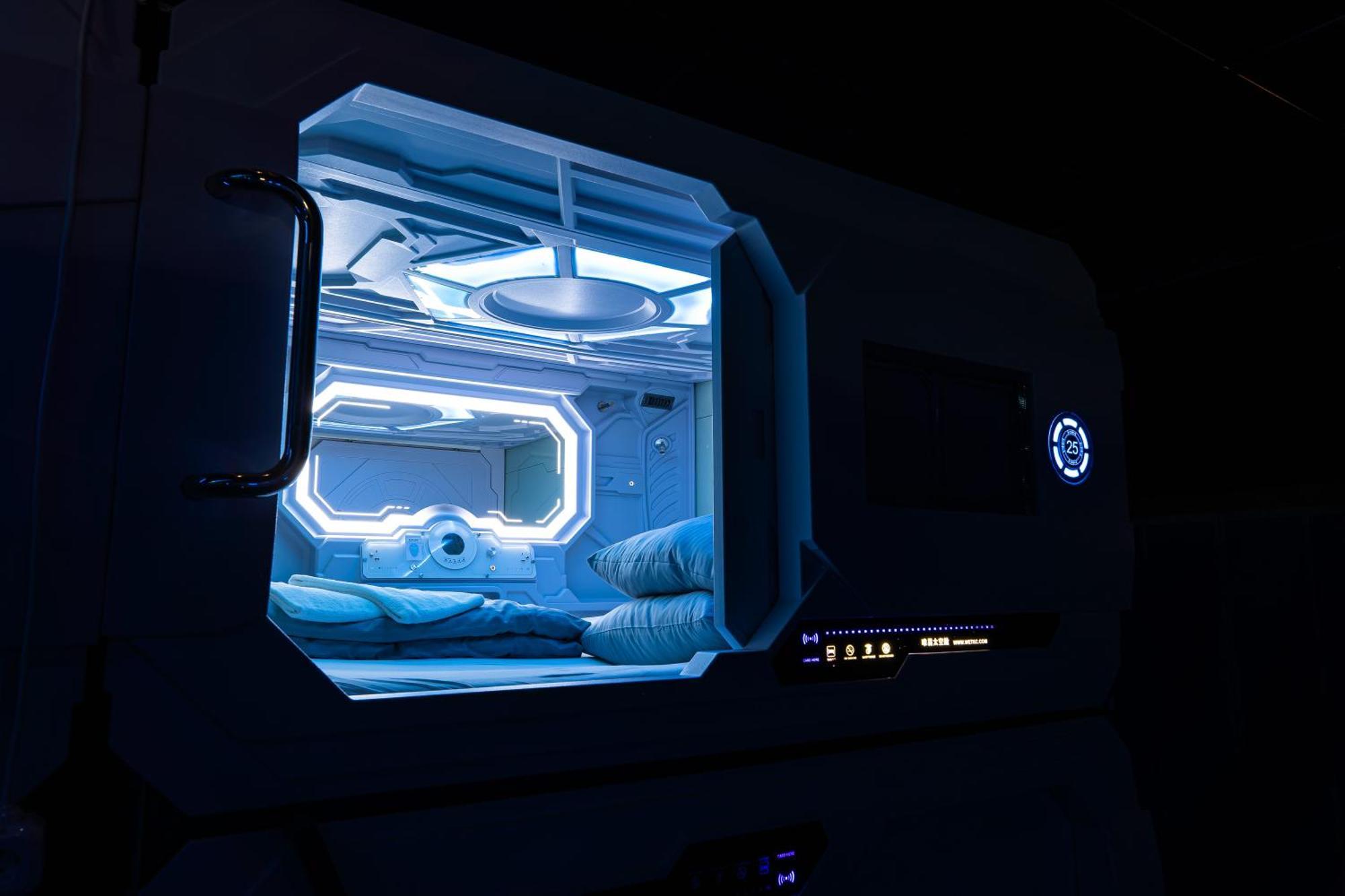 Space Night Capsule Ostello